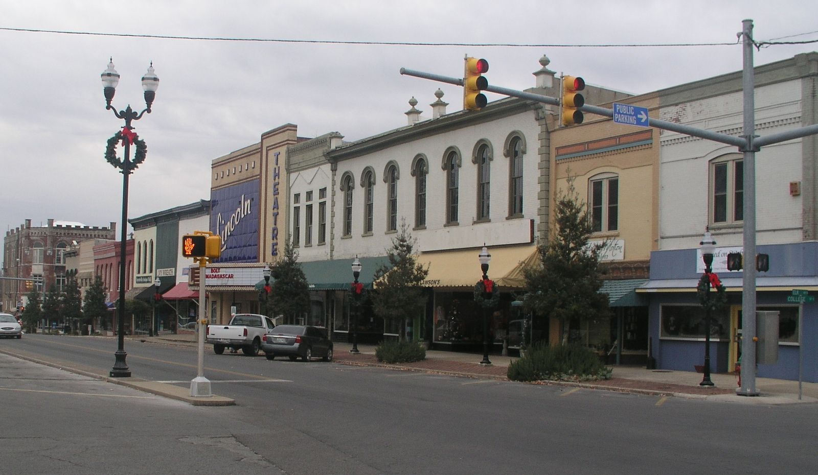 Storefronts and street lamps on the Fayetteville town square